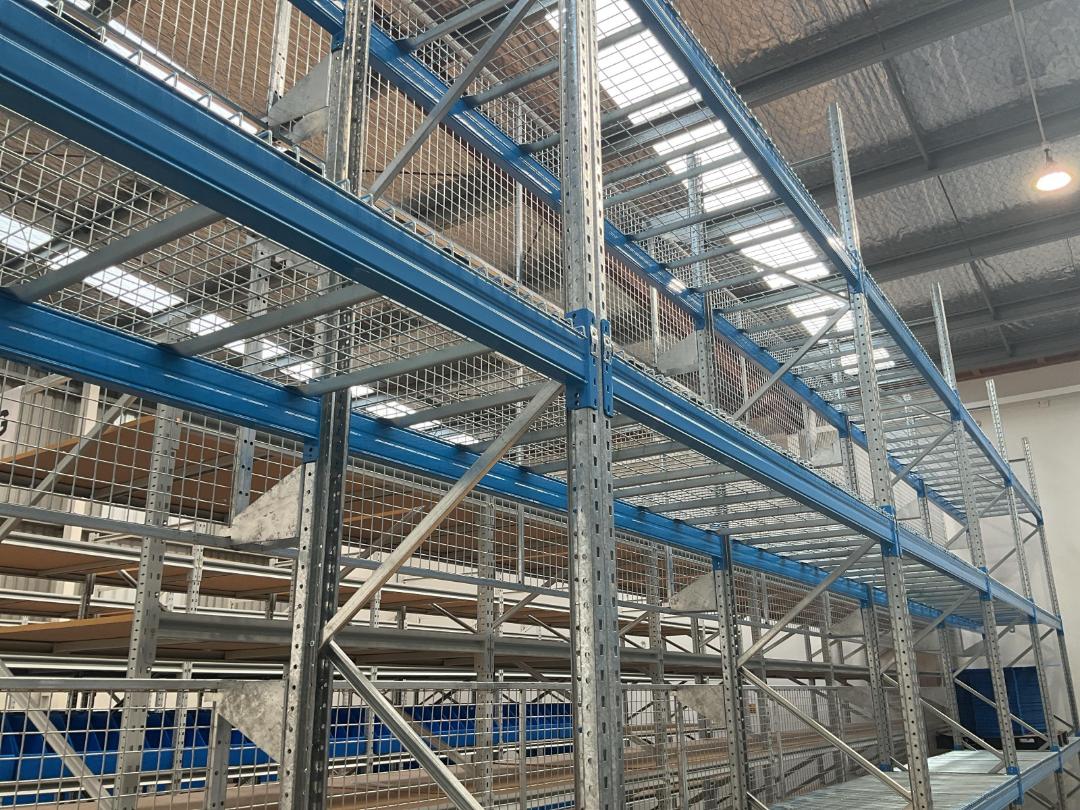Photo '4' of Silver & Blue Pallet Racking