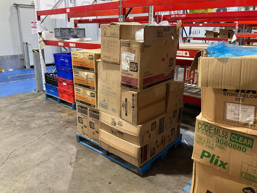 Photo '3' of Bulk Assortment of Paper Takeaway Lids, Bases, Cups, Cup Holders Photo '3' of Bulk Assortment of Paper Takeaway Lids, Bases, Cups, Cup Holders