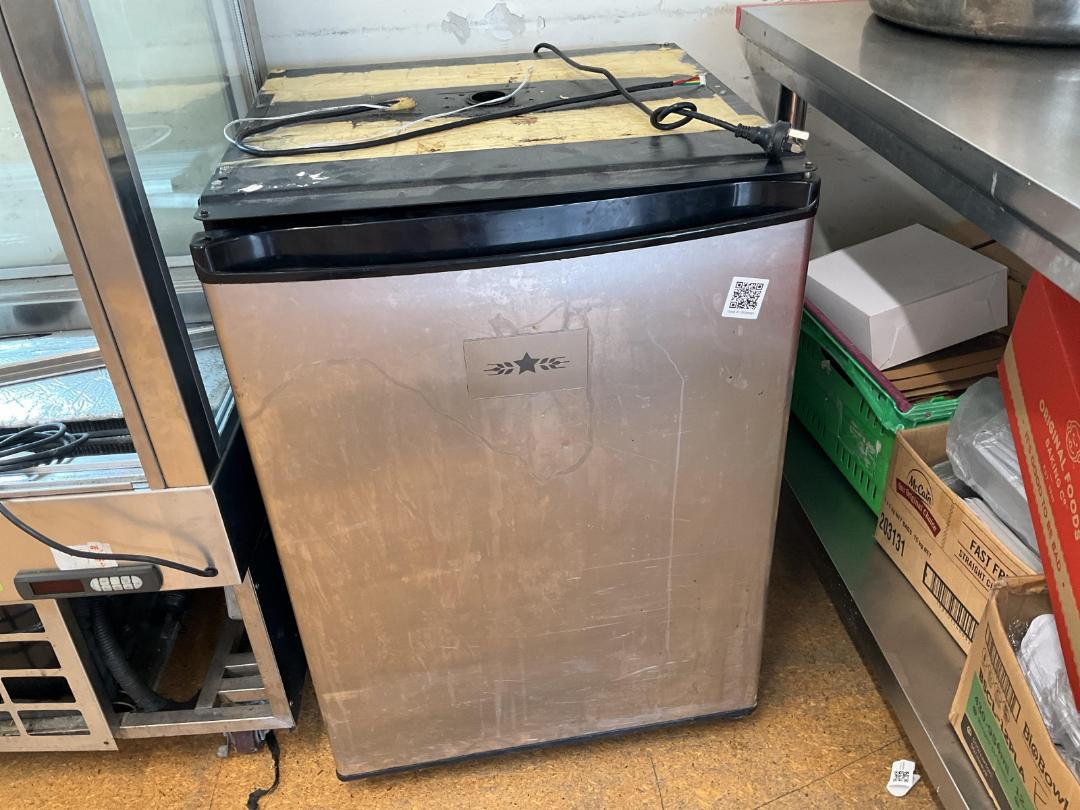 Photo '4' of Mini fridge BROKEN Photo '4' of Mini fridge BROKEN