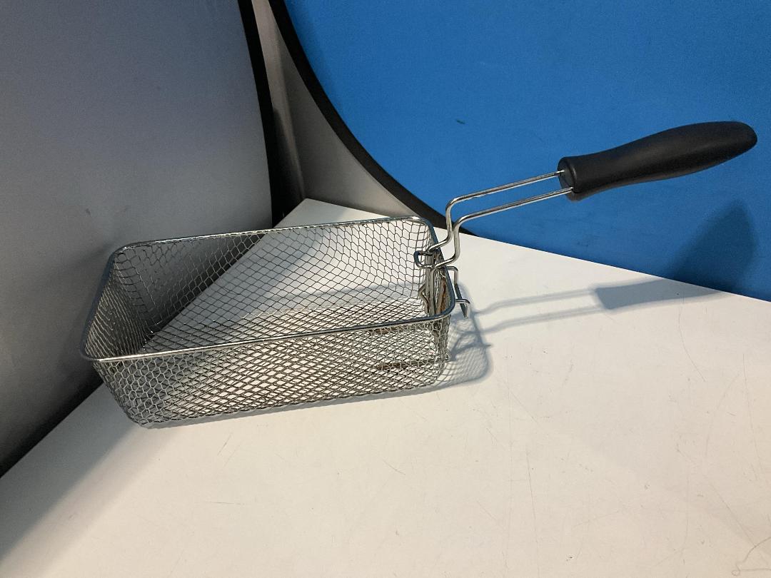 Photo '4' of AKAI 3L Deep Fryer - Model DF-035 - Does Not Work, Use for Parts Only