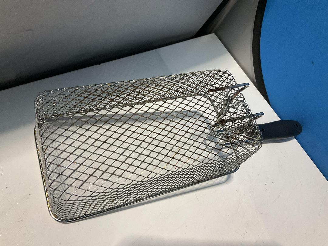 Photo '5' of AKAI 3L Deep Fryer - Model DF-035 - Does Not Work, Use for Parts Only