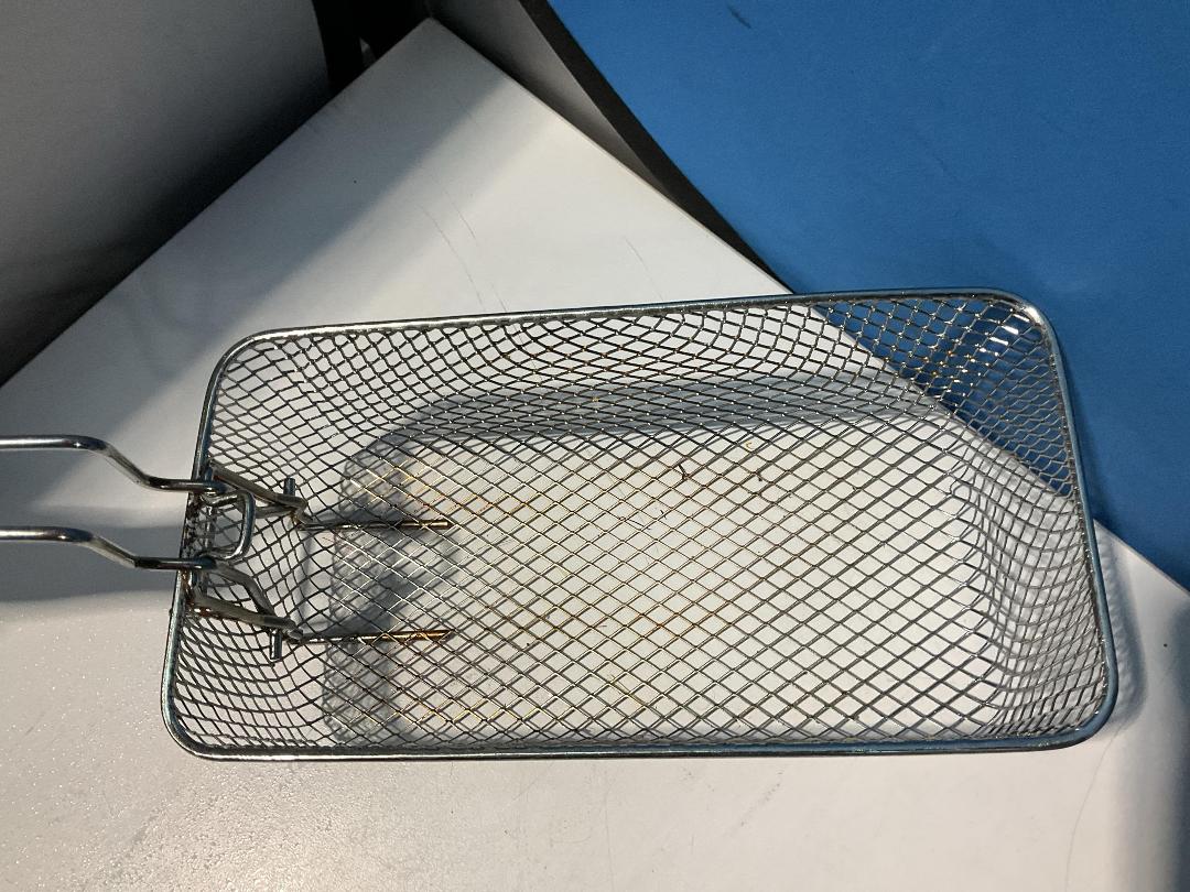 Photo '3' of AKAI 3L Deep Fryer - Model DF-035 - Does Not Work, Use for Parts Only