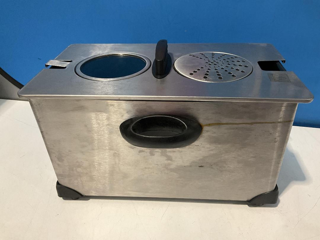 Photo '9' of AKAI 3L Deep Fryer - Model DF-035 - Does Not Work, Use for Parts Only