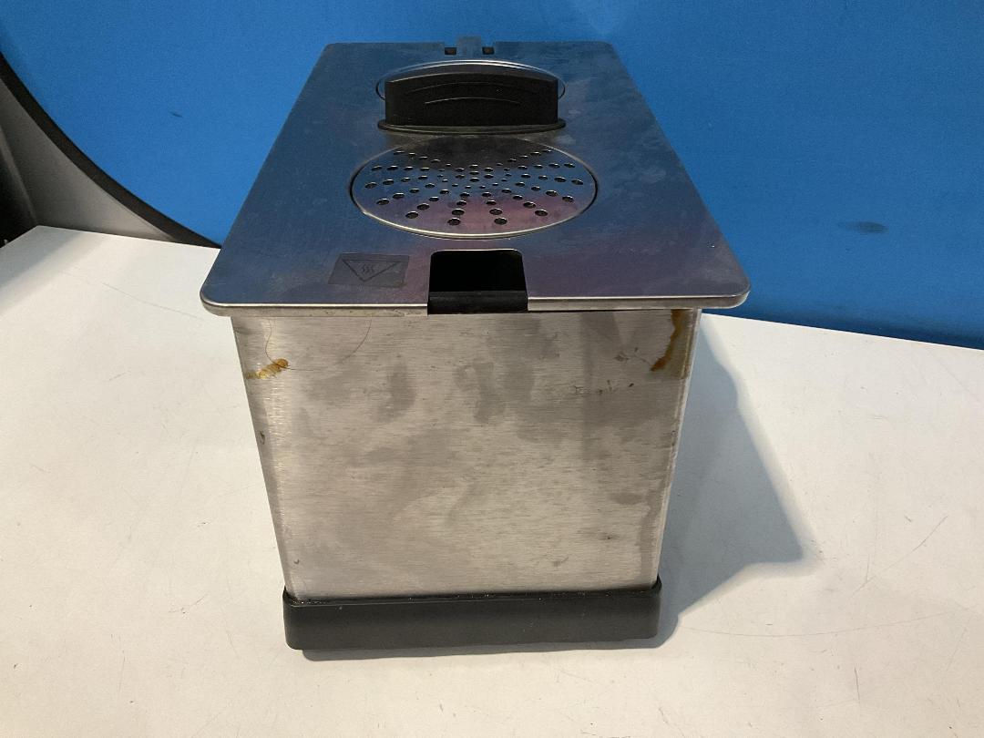 Photo '10' of AKAI 3L Deep Fryer - Model DF-035 - Does Not Work, Use for Parts Only