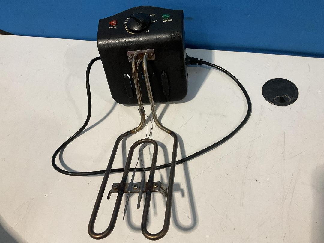 Photo '11' of AKAI 3L Deep Fryer - Model DF-035 - Does Not Work, Use for Parts Only