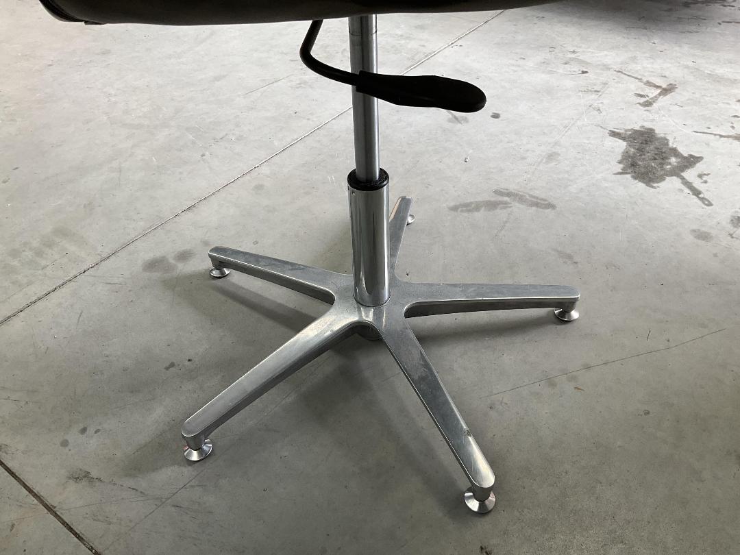 Photo '14' of Hairdressing / Barbering Salon Chair - Black