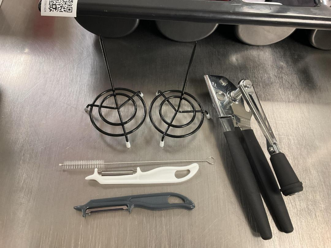 Photo '3' of Tray with various kitchen items Photo '3' of Tray with various kitchen items