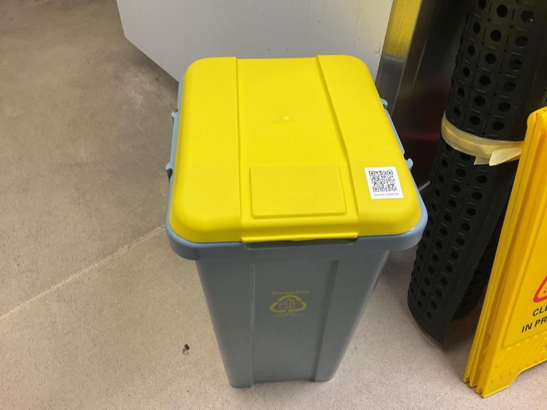 Photo '3' of Various cleaning and safety items Photo '3' of Various cleaning and safety items