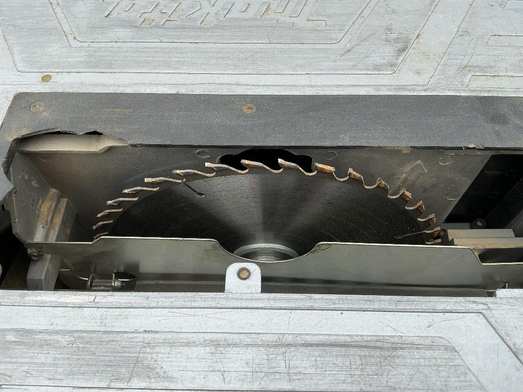 Photo '4' of Makita MLT100 Table Saw
