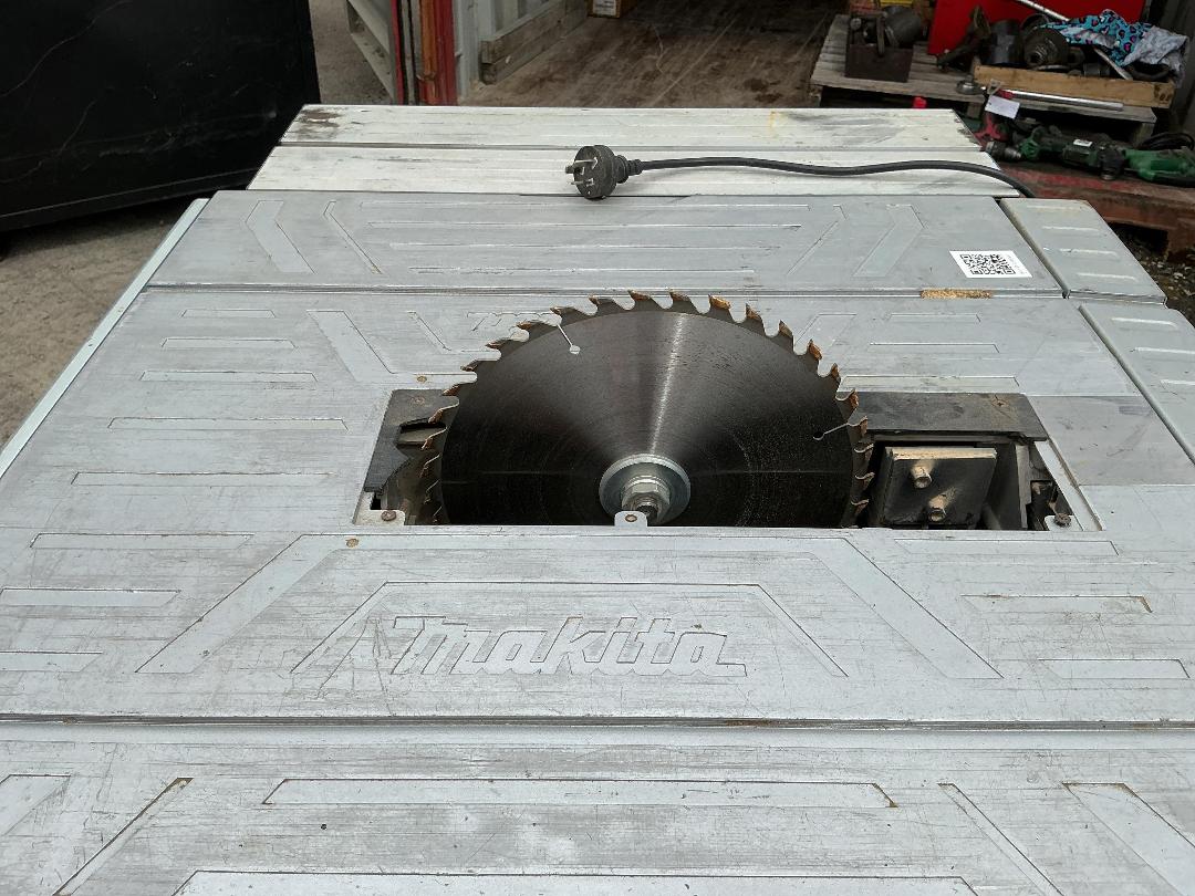 Photo '6' of Makita MLT100 Table Saw