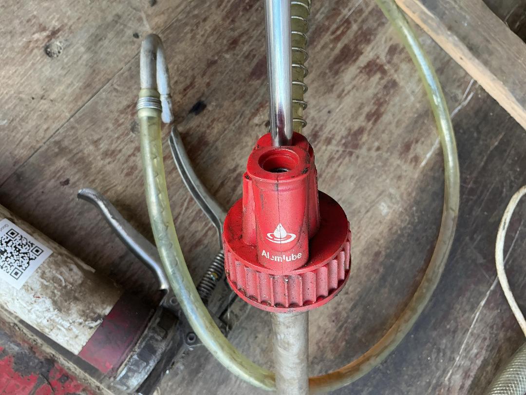 Photo '2' of Alemlube Hand Pump and Grease Gun