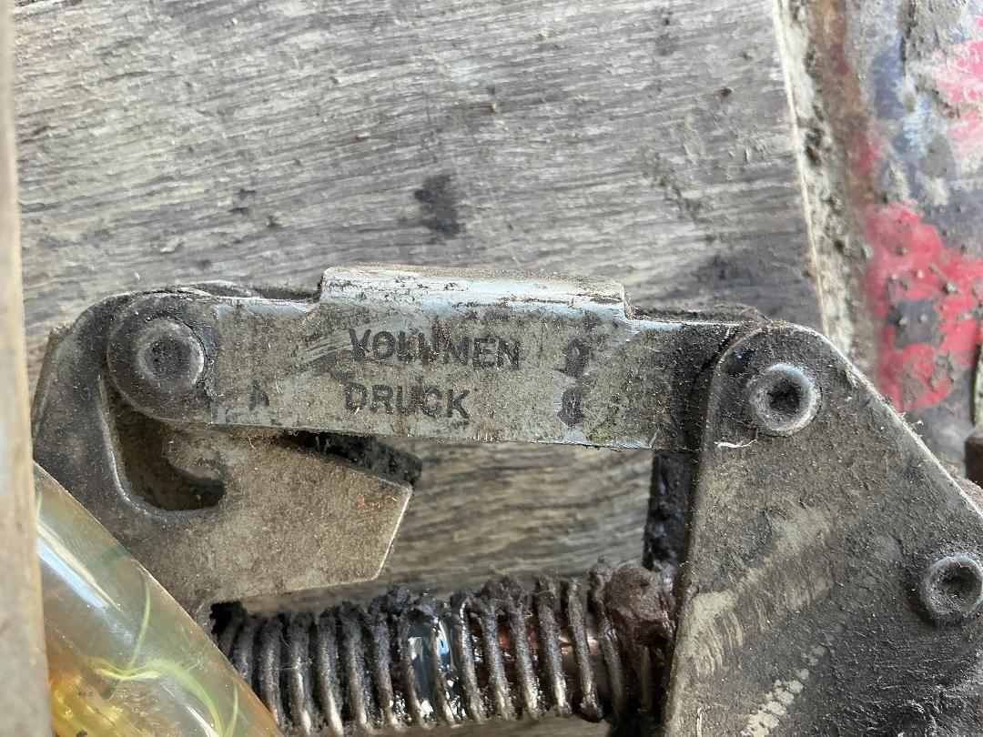 Photo '3' of Alemlube Hand Pump and Grease Gun