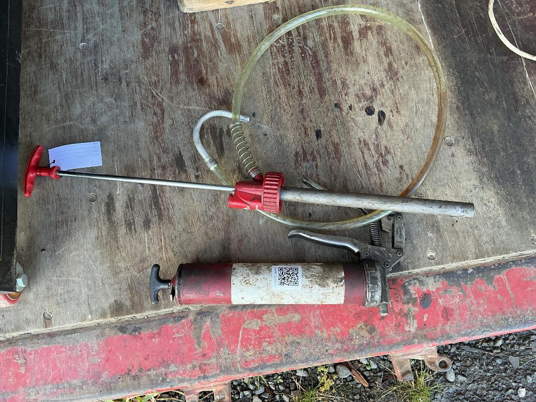 Photo '4' of Alemlube Hand Pump and Grease Gun