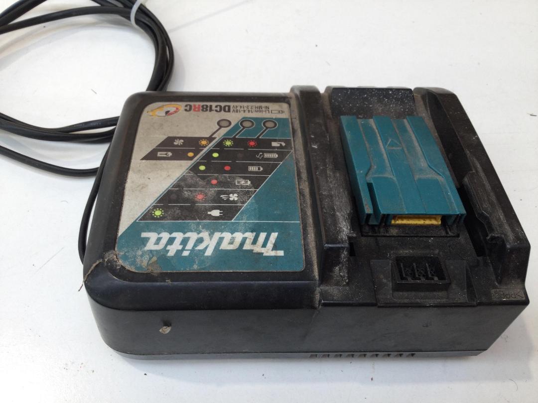 Photo '3' of Makita Battery Charger