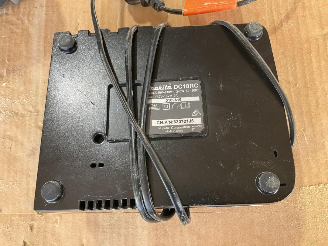 Photo '4' of Makita Battery Charger Photo '4' of Makita Battery Charger