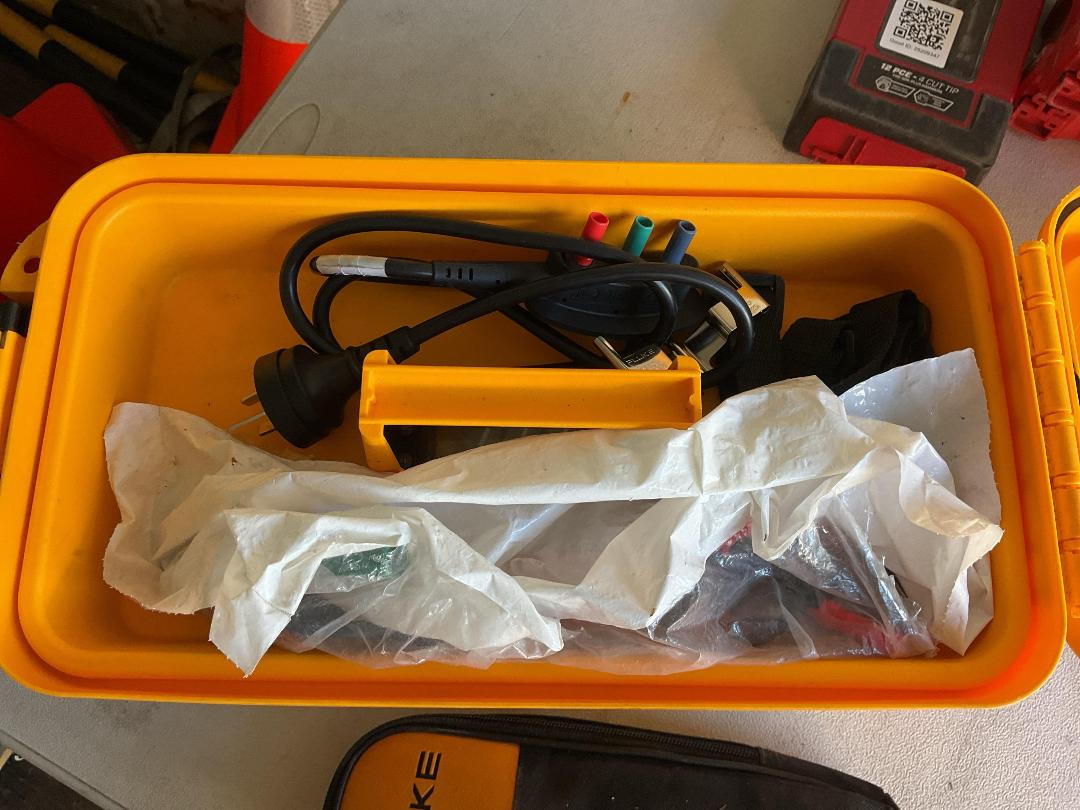 Photo '2' of Fluke
Multifunction Tester & True RMS Clamp Meter