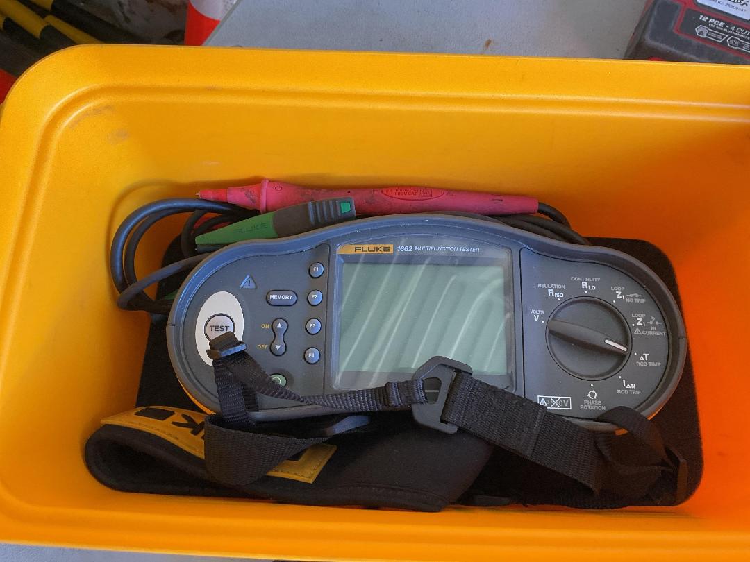 Photo '3' of Fluke
Multifunction Tester & True RMS Clamp Meter