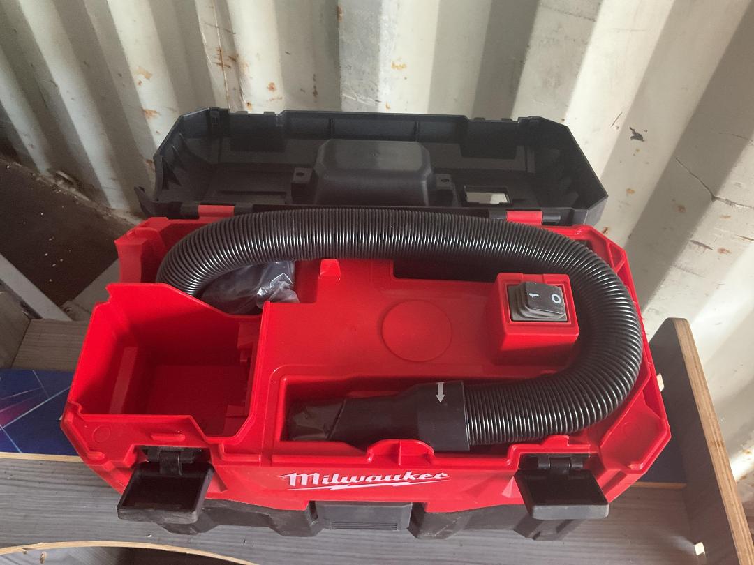 Photo '4' of Milwaukee Wet & Dry Vacuum Photo '4' of Milwaukee Wet & Dry Vacuum