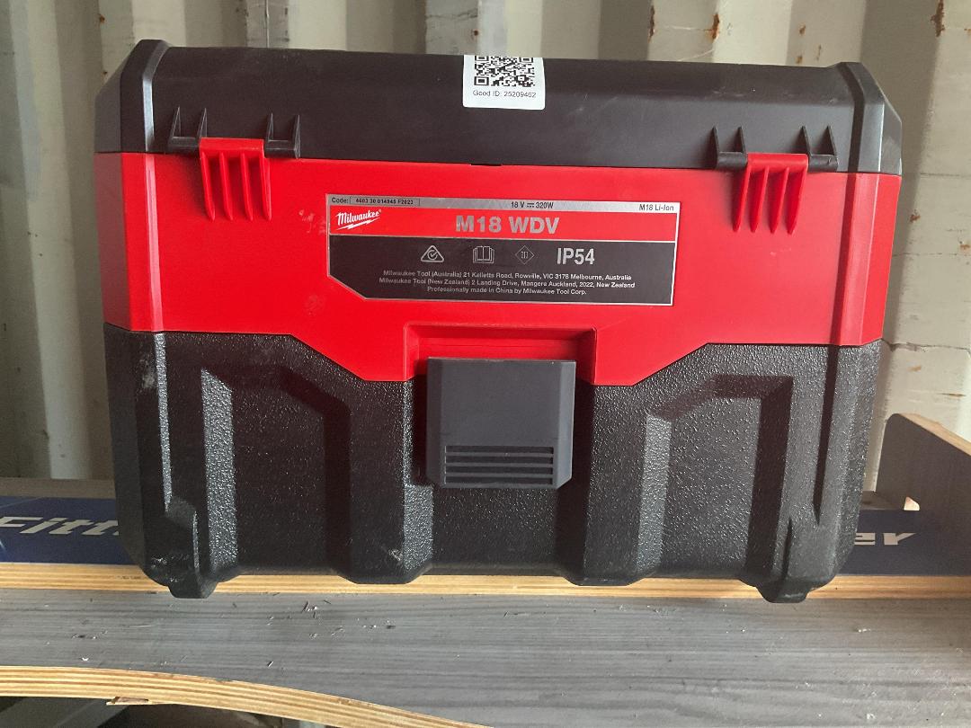 Photo '3' of Milwaukee Wet & Dry Vacuum Photo '3' of Milwaukee Wet & Dry Vacuum