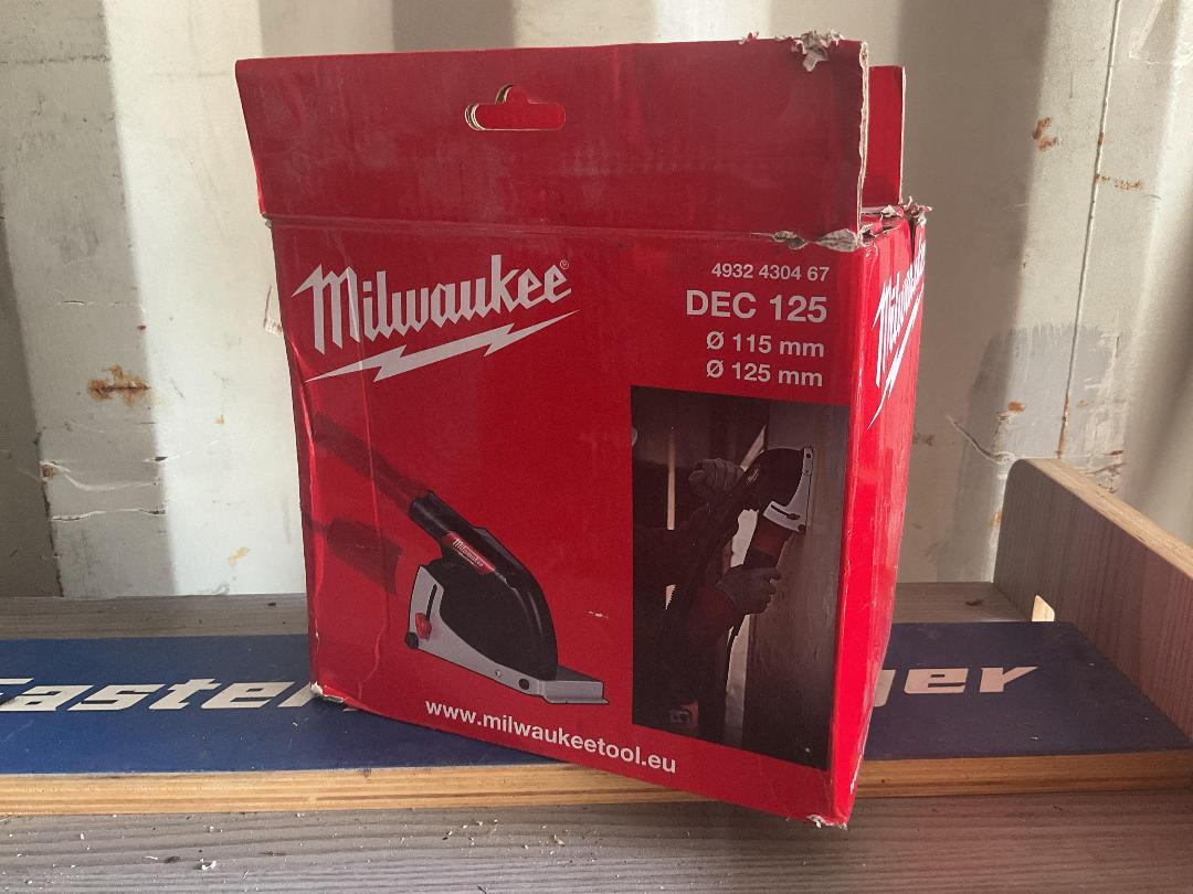 Photo '6' of Milwaukee Dust Extraction Cutting Shroud Photo '6' of Milwaukee Dust Extraction Cutting Shroud