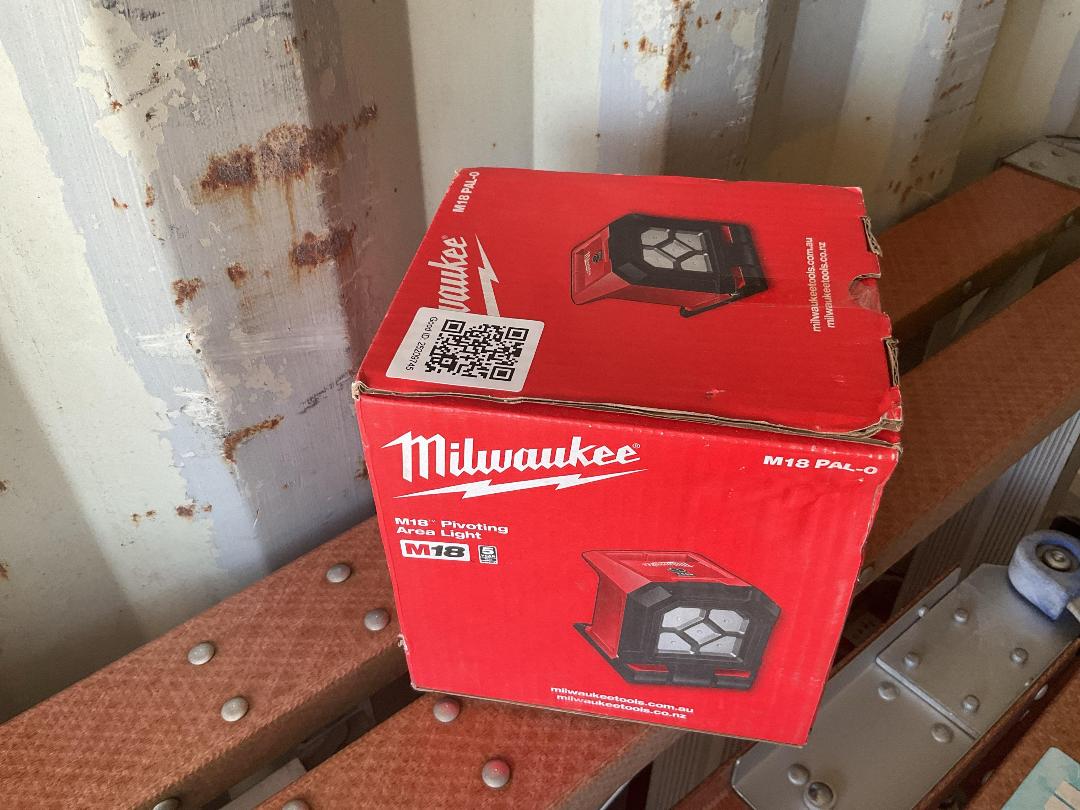 Photo '4' of Milwaukee Pivoting Area Light