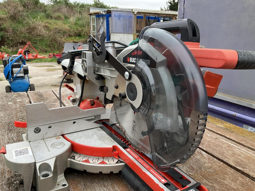 Photo '6' of Black and decker saw with stand