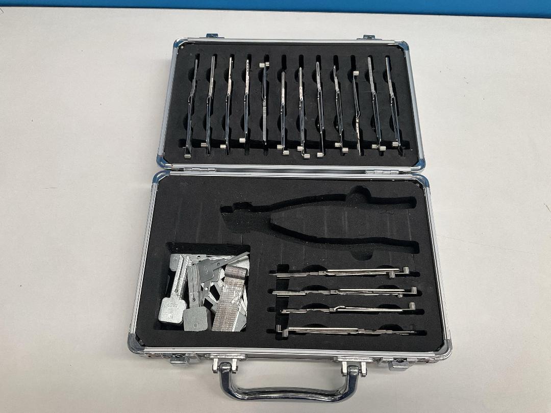 Photo '2' of Lockpicking Set in Carry Case