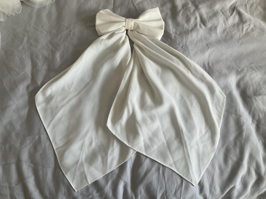 Photo '2' of White fabric bow hair accessories