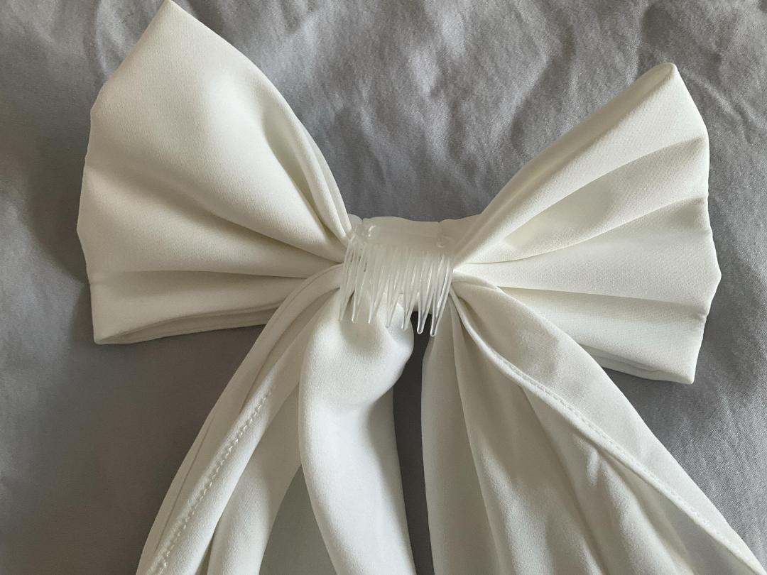 Photo '4' of White fabric bow hair accessories