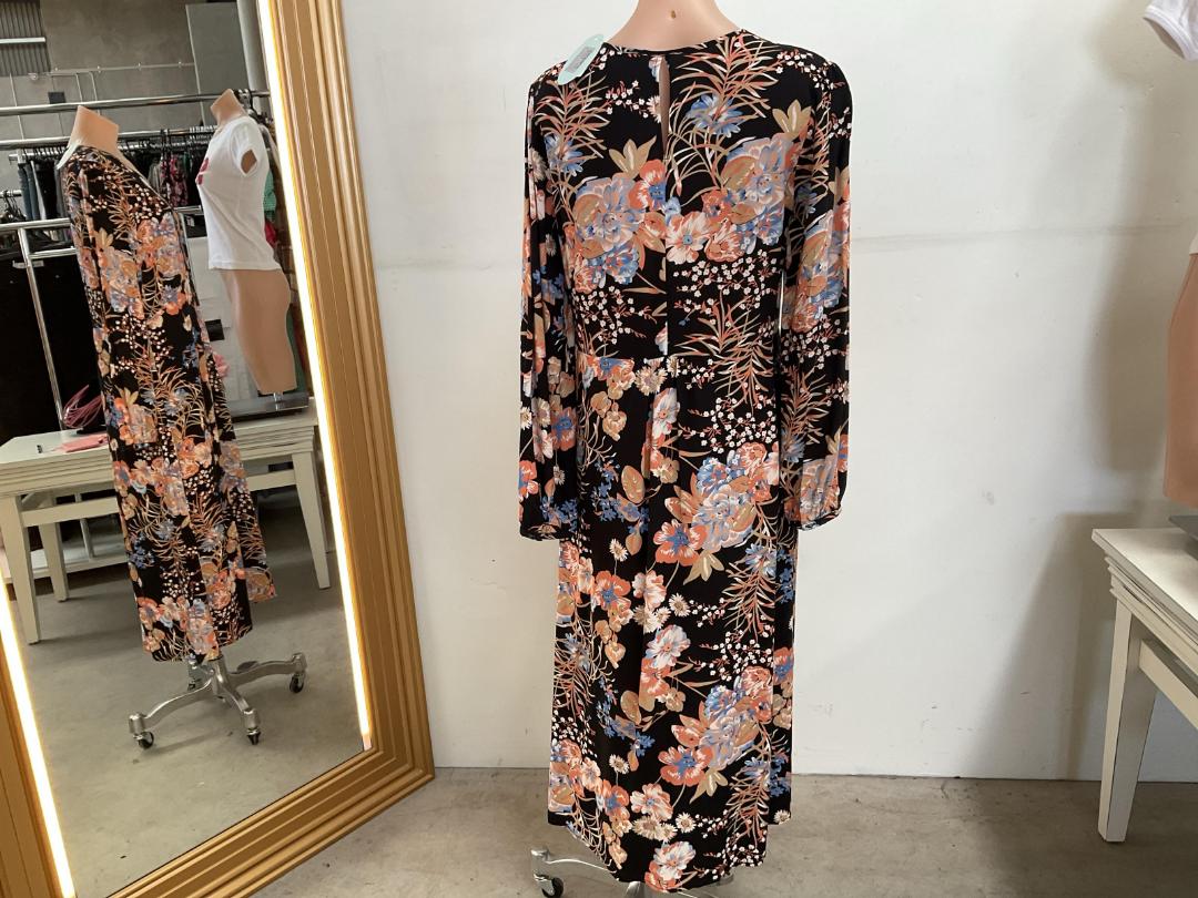Photo '2' of Vassalli - Long Sleeve V Neck Dress Amour - Size 12 - RRP $179.90 Photo '2' of Vassalli - Long Sleeve V Neck Dress Amour - Size 12 - RRP $179.90