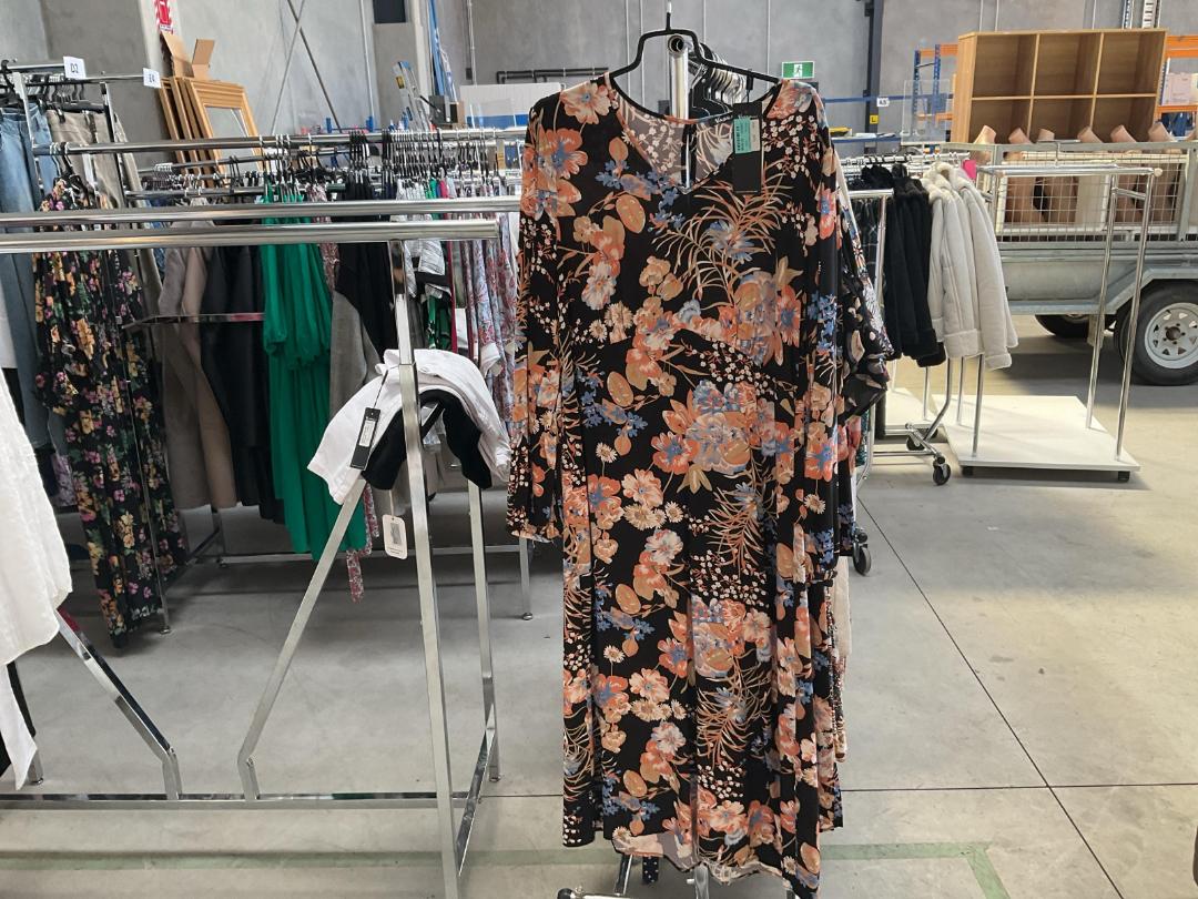 Photo '4' of Vassalli - Long Sleeve V Neck Dress Amour - Size 12 - RRP $179.90 Photo '4' of Vassalli - Long Sleeve V Neck Dress Amour - Size 12 - RRP $179.90