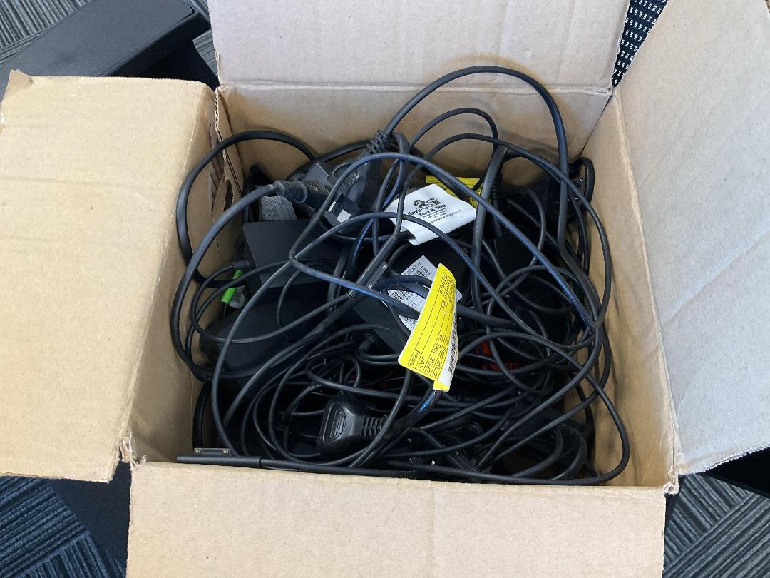 Photo '11' of Microsoft Surface Laptop 4 & Charger Photo '11' of Microsoft Surface Laptop 4 & Charger