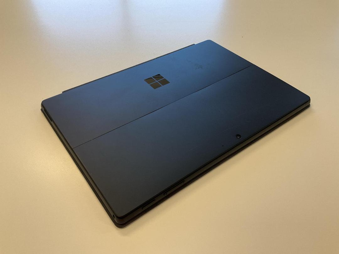 Photo '3' of Microsoft Surface Pro 5 & Charger Photo '3' of Microsoft Surface Pro 5 & Charger