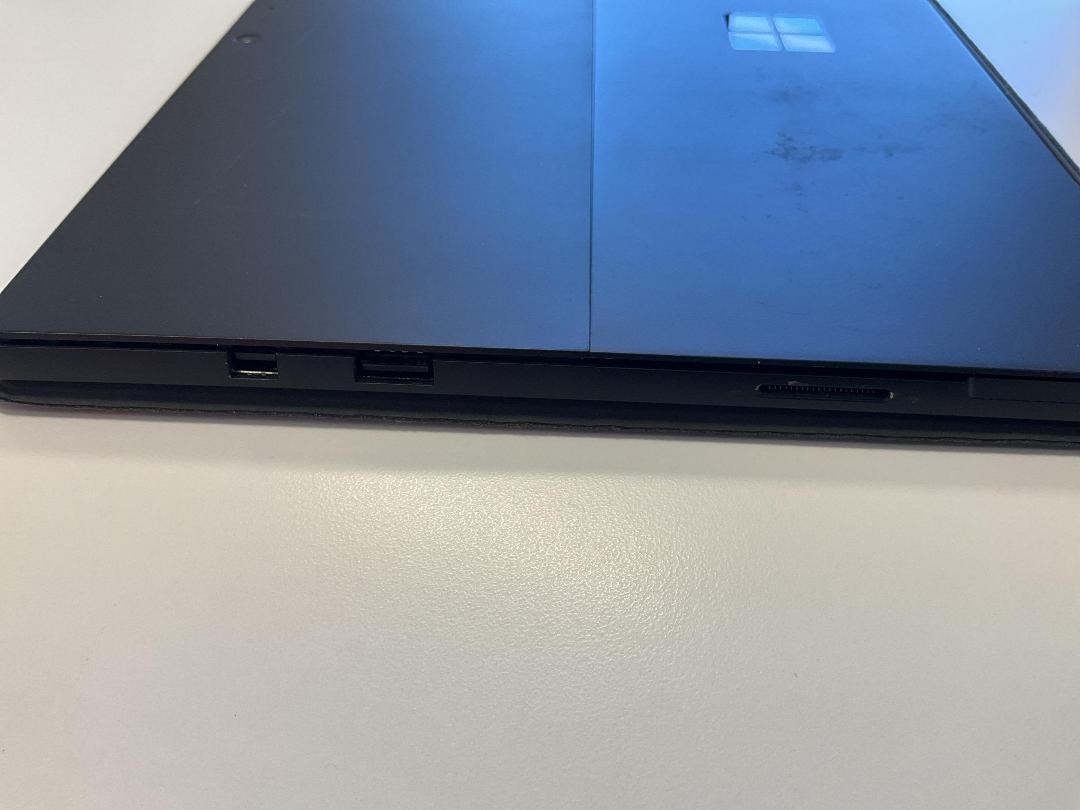 Photo '4' of Microsoft Surface Pro 5 & Charger Photo '4' of Microsoft Surface Pro 5 & Charger