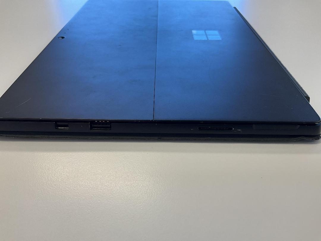 Photo '6' of Microsoft Surface Pro 5 & Charger Photo '6' of Microsoft Surface Pro 5 & Charger