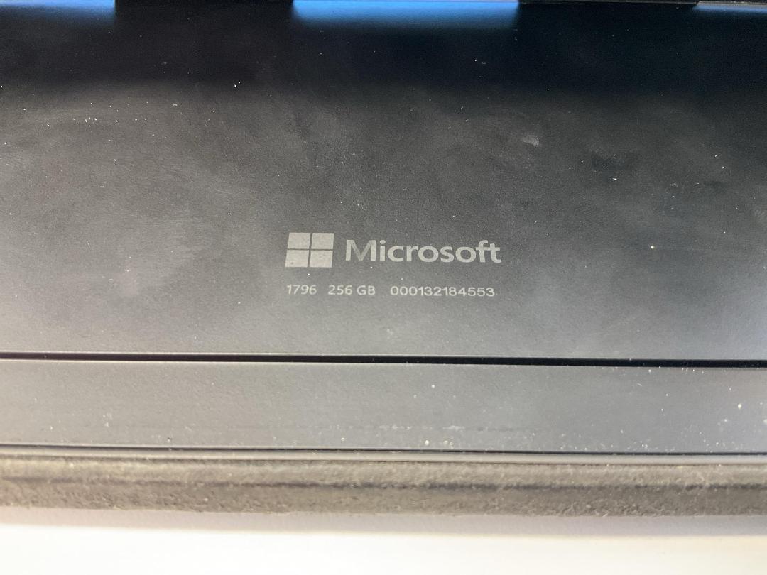 Photo '8' of Microsoft Surface Pro 5 & Charger Photo '8' of Microsoft Surface Pro 5 & Charger