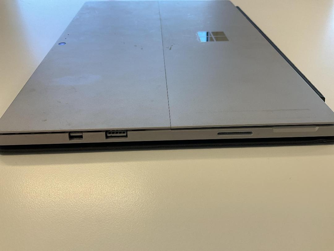 Photo '5' of Microsoft Surface Pro 5 & Charger Photo '5' of Microsoft Surface Pro 5 & Charger