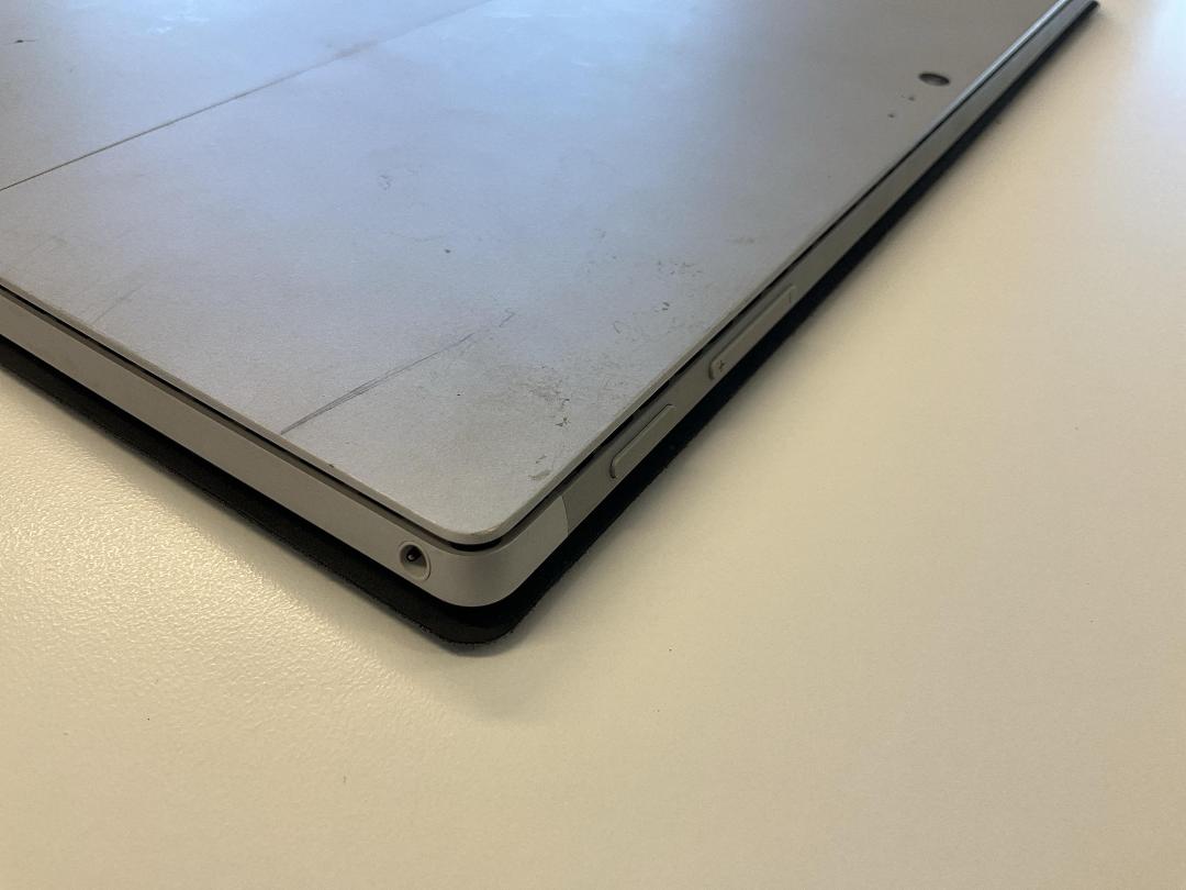 Photo '6' of Microsoft Surface Pro 5 & Charger Photo '6' of Microsoft Surface Pro 5 & Charger