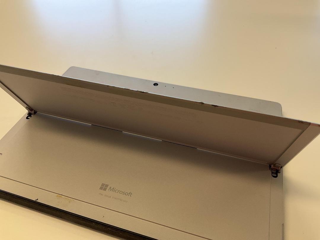 Photo '9' of Microsoft Surface Pro 5 & Charger Photo '9' of Microsoft Surface Pro 5 & Charger