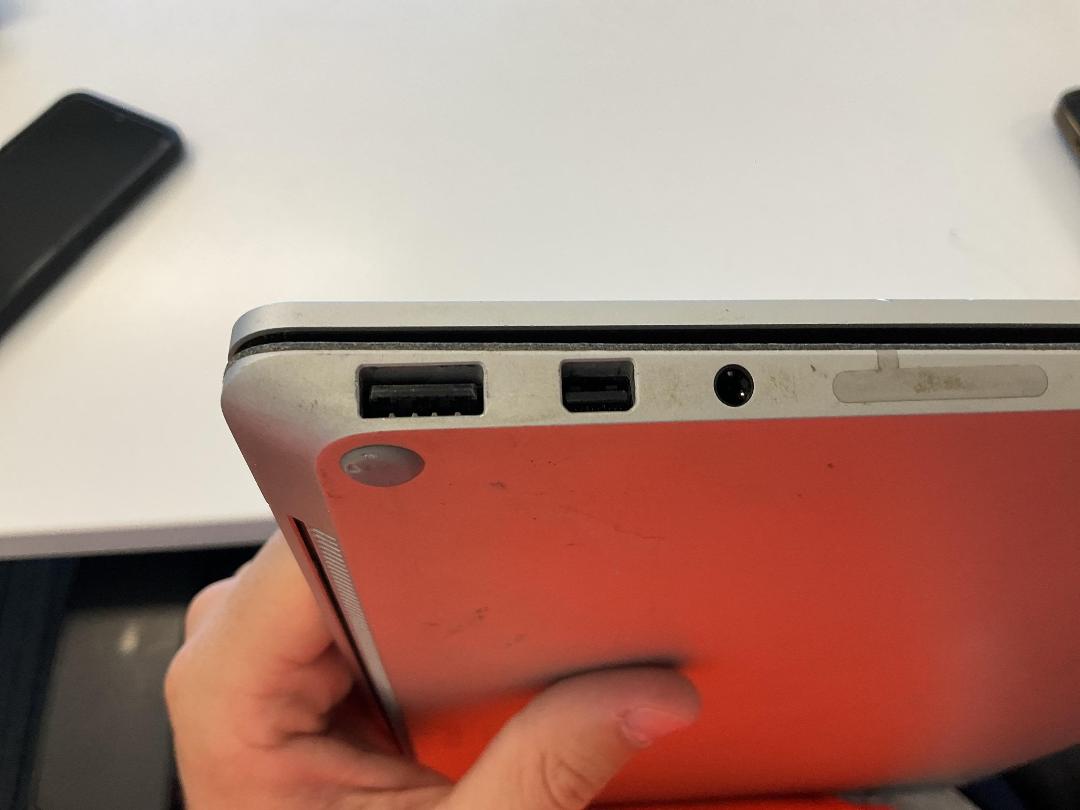 Photo '6' of Microsoft Surface Laptop & Charger Photo '6' of Microsoft Surface Laptop & Charger