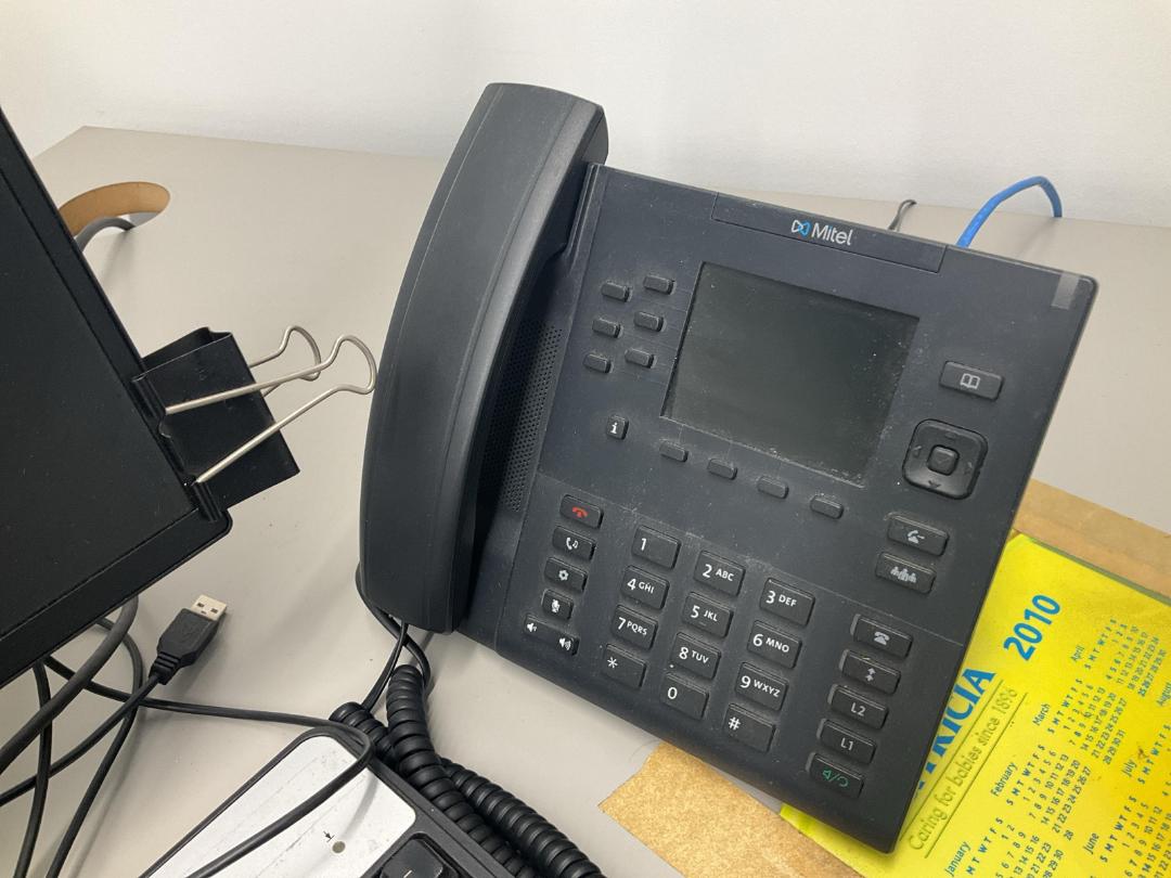 Photo '2' of Monitor bundle & Desk phone Photo '2' of Monitor bundle & Desk phone