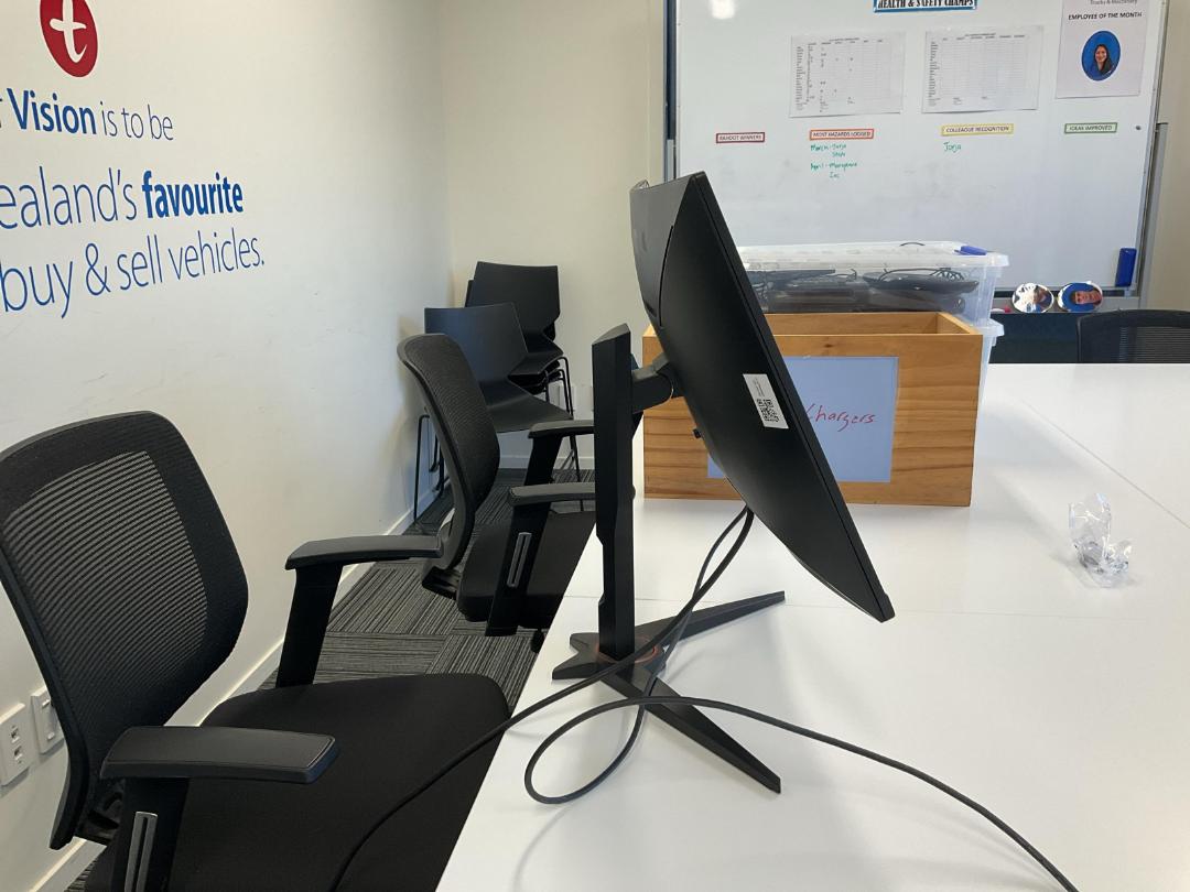 Photo '4' of AOC C27G1 27” 144Hz Curved Gaming Monitor Photo '4' of AOC C27G1 27” 144Hz Curved Gaming Monitor