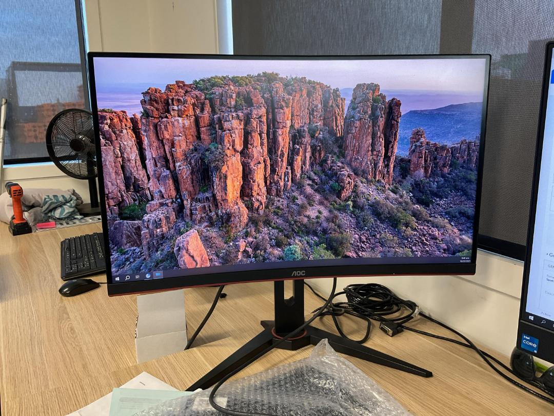 Photo '2' of AOC C27G1 27” 144Hz Curved Gaming Monitor Photo '2' of AOC C27G1 27” 144Hz Curved Gaming Monitor