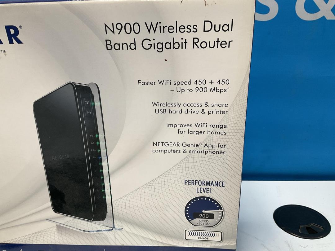 Photo '3' of NetGear N900 Wireless Dual Band Gigabit Router - Model WNDR4500