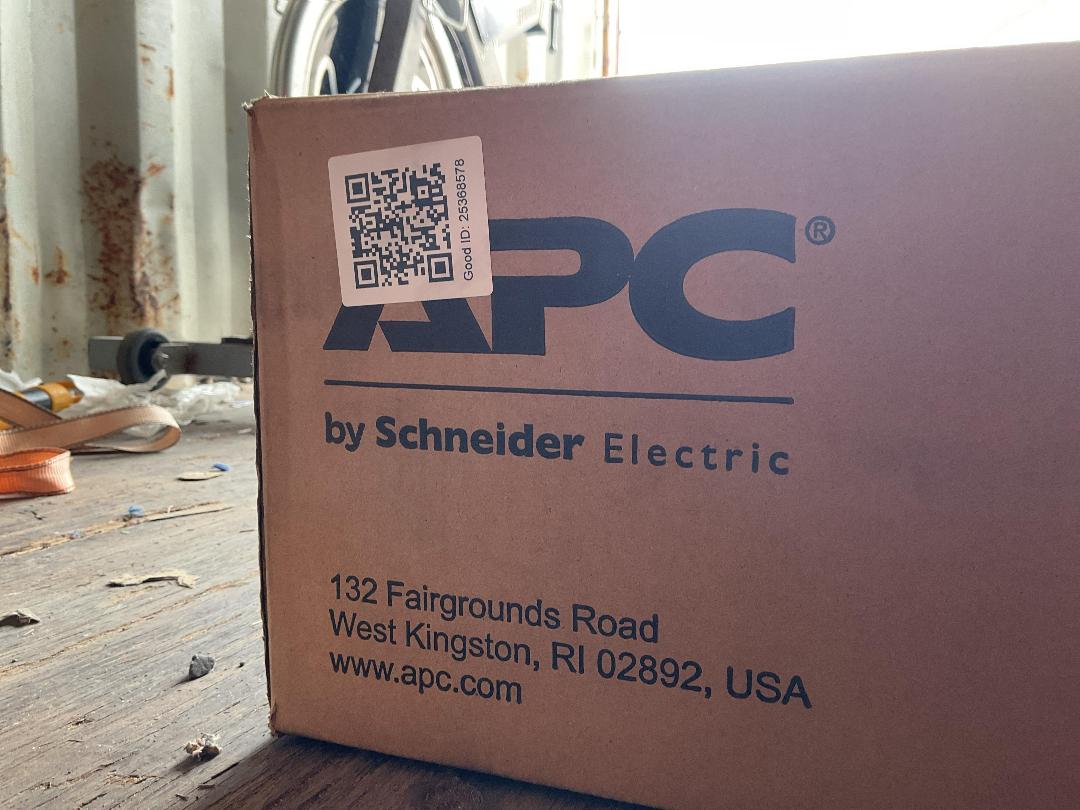 Photo '3' of APC Smart UPS 1500VA Rack Mount LCD SMT1500RMI1U