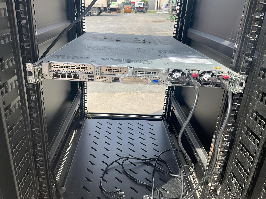 Photo '8' of HPE Server With Mobile Rack