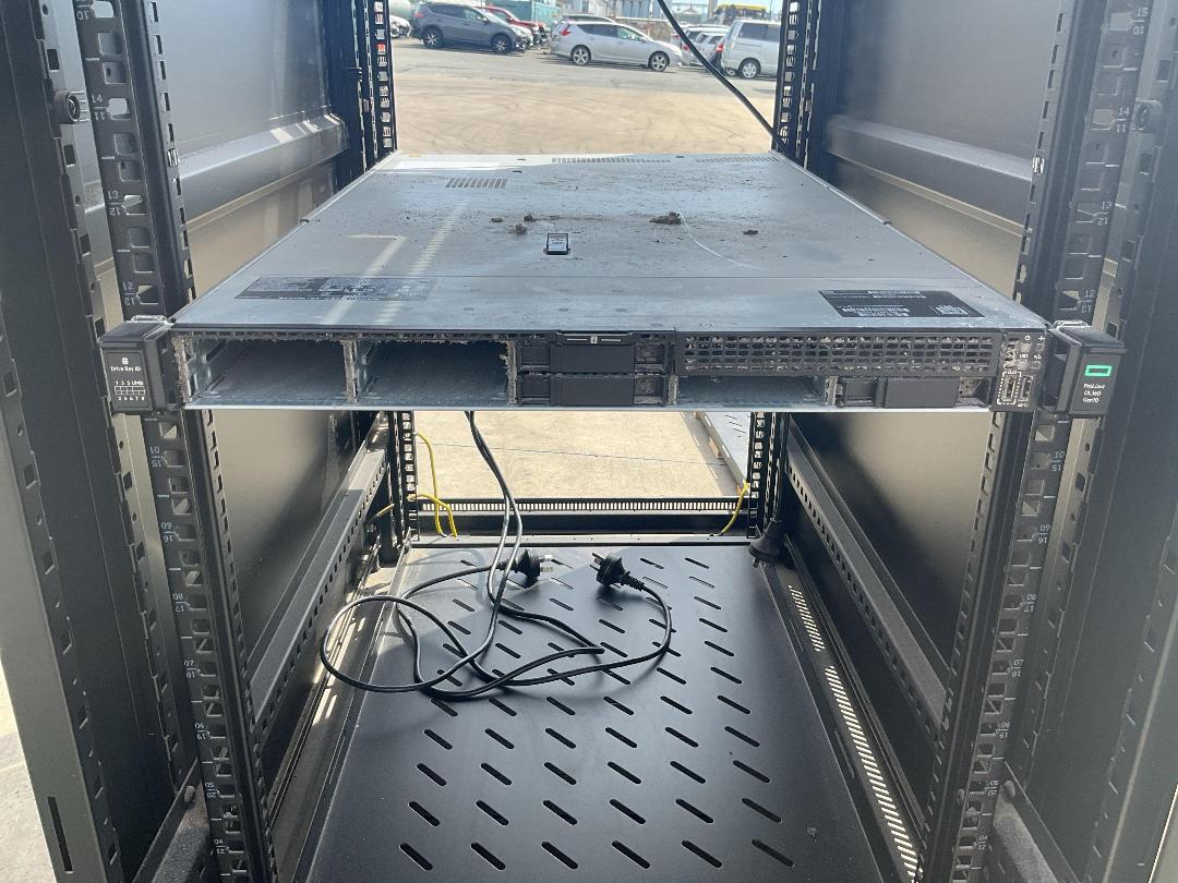 Photo '9' of HPE Server With Mobile Rack