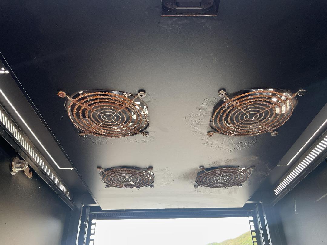 Photo '10' of HPE Server With Mobile Rack