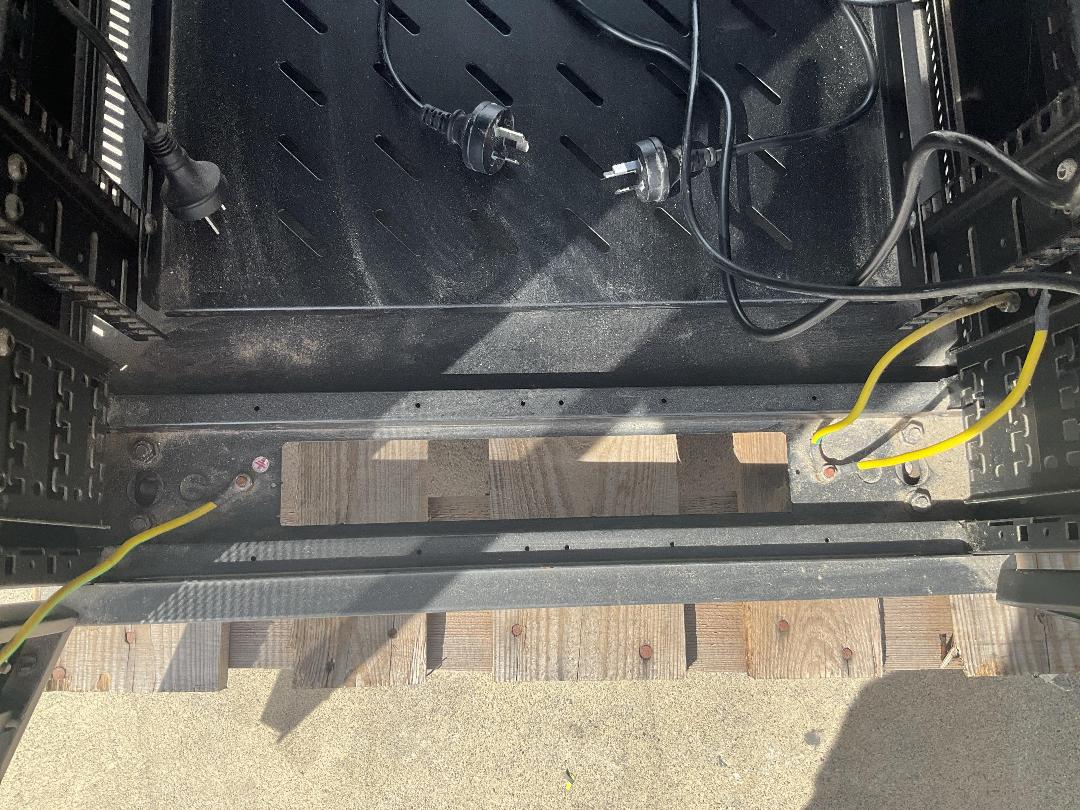 Photo '11' of HPE Server With Mobile Rack