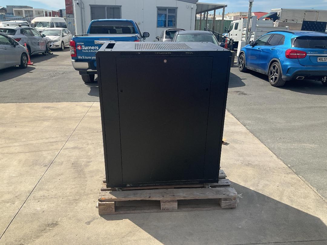 Photo '3' of HPE Server With Mobile Rack